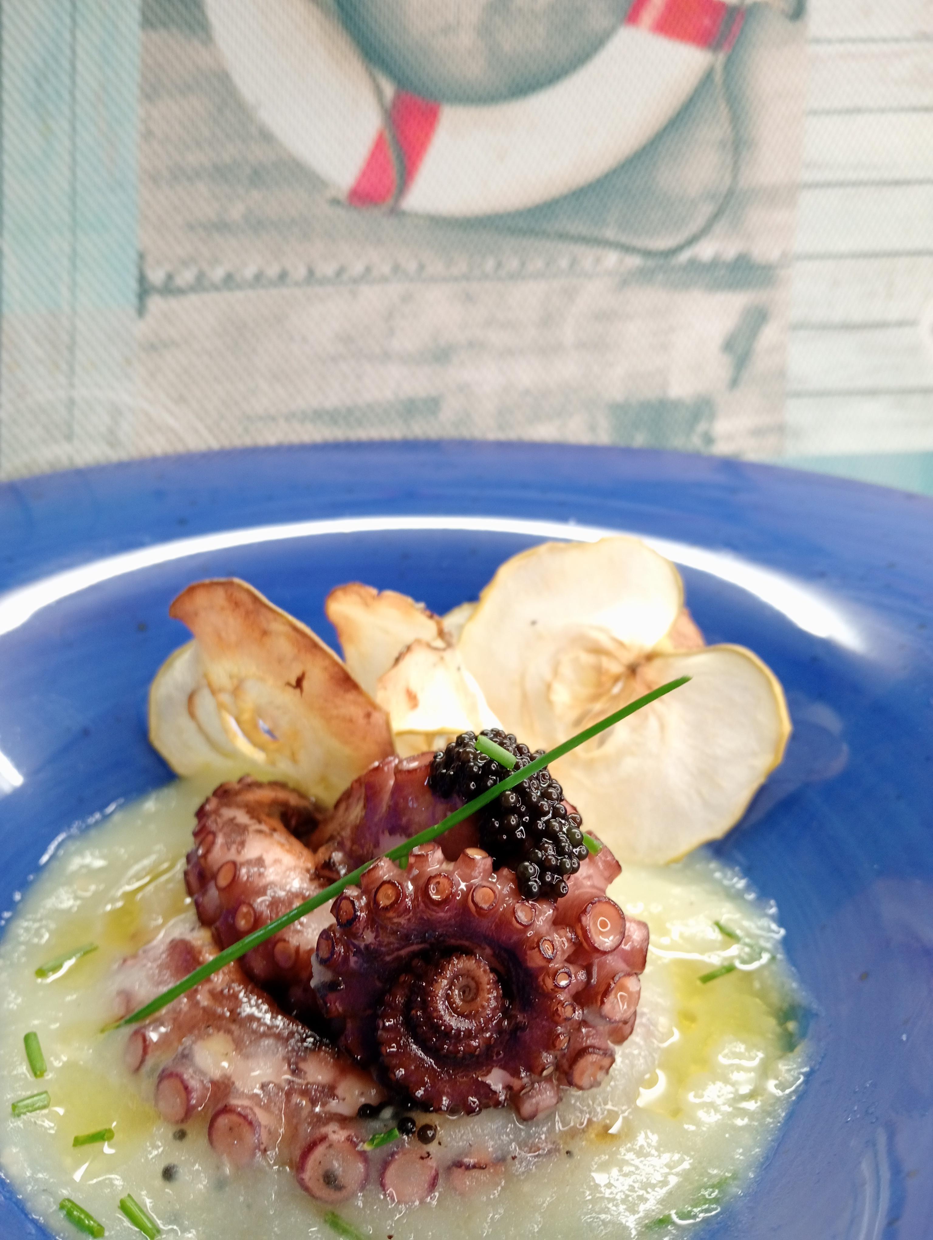 Polpo in doppia cottura su soffice spuma di mele e patate aromatizzate allo zenzero.