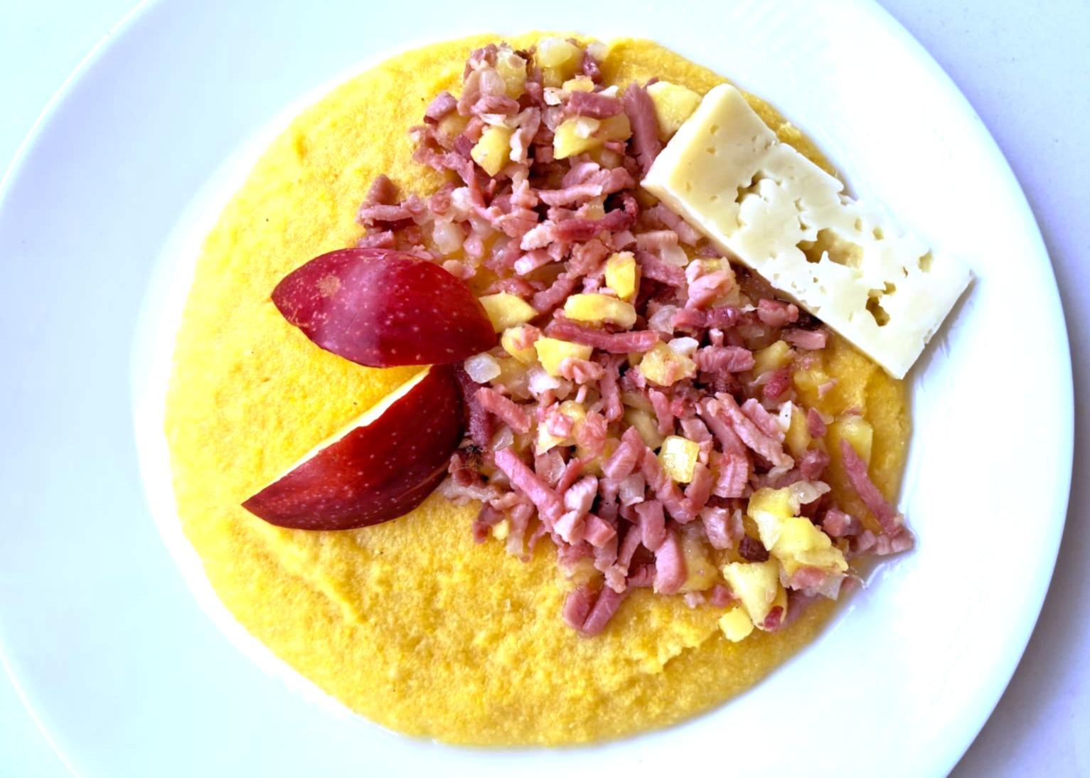 Polentina al formaggio Lagorai con ragù di Mela e Speck