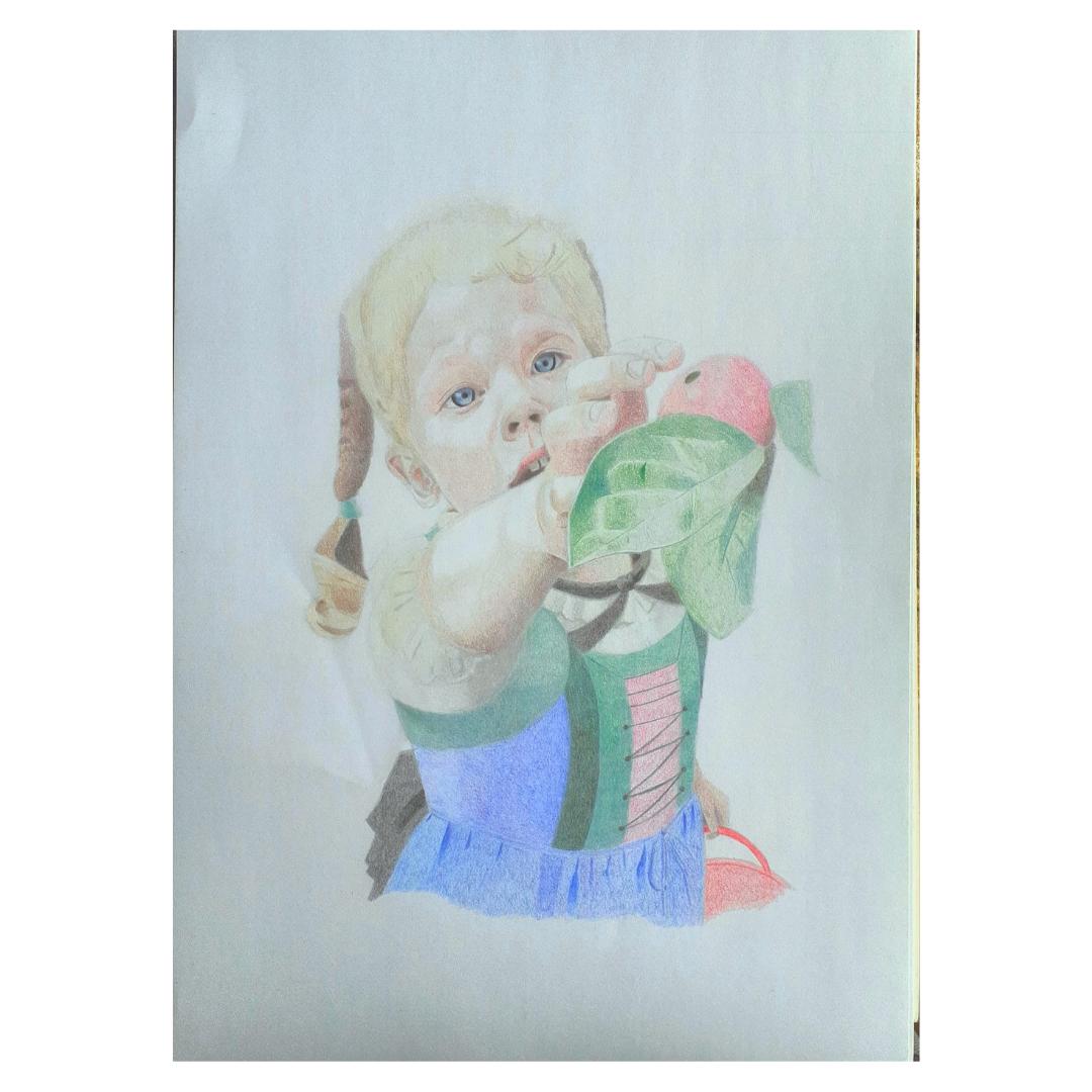 Bambina tirolese che raccoglie una mela