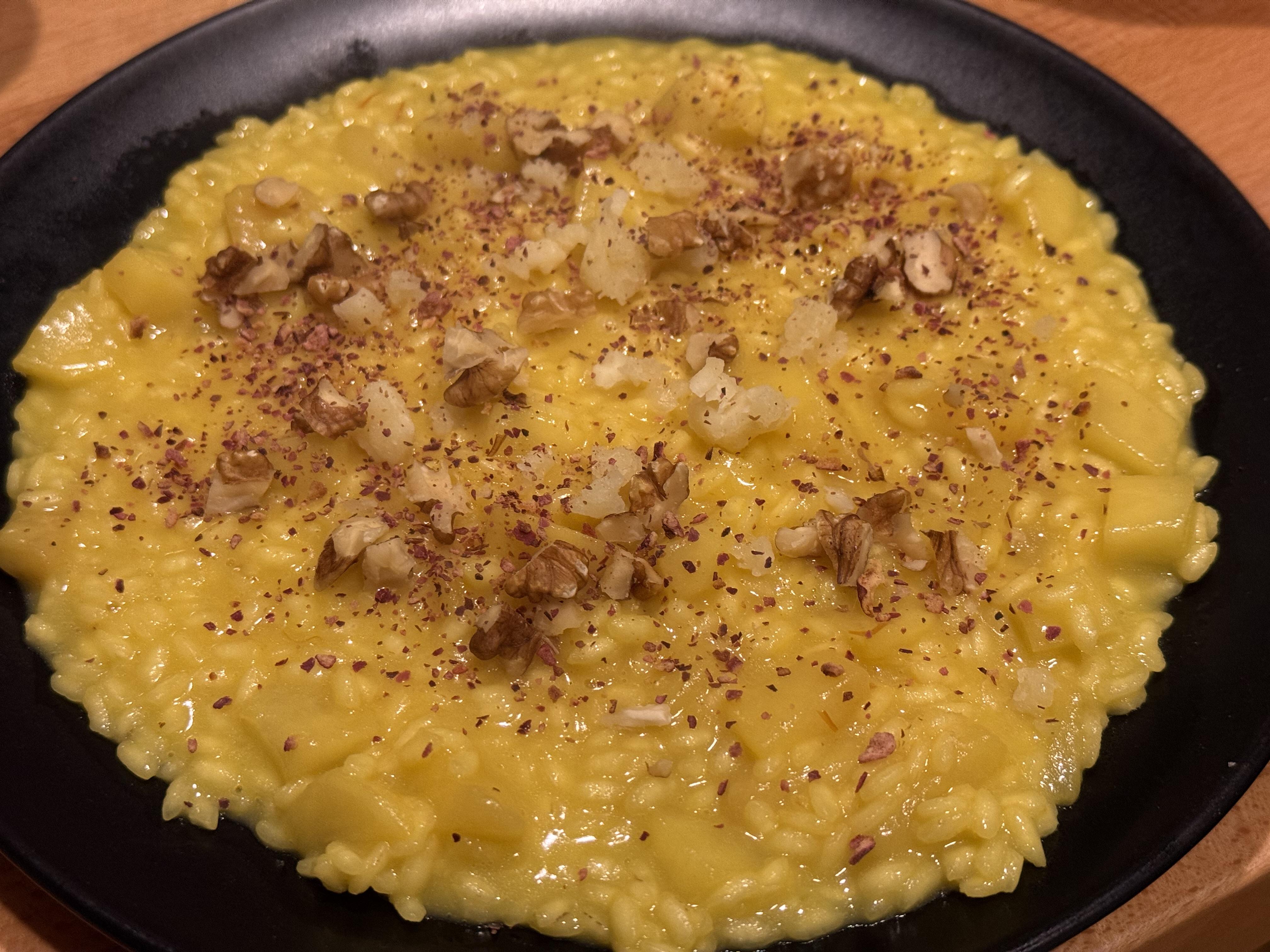 Risotto mele zafferano e noci