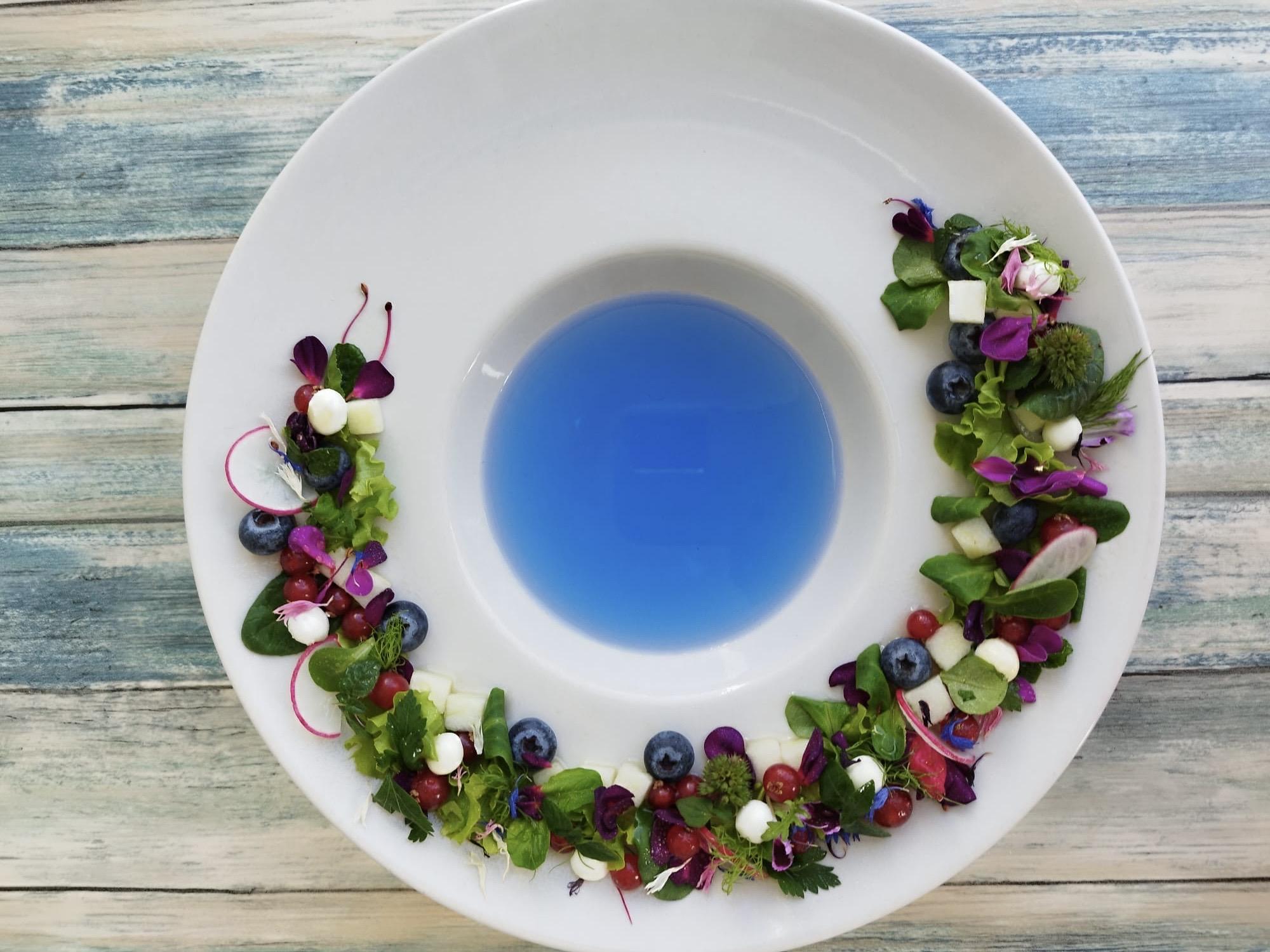 D’improvviso l’azzurro e il profumo delle mele