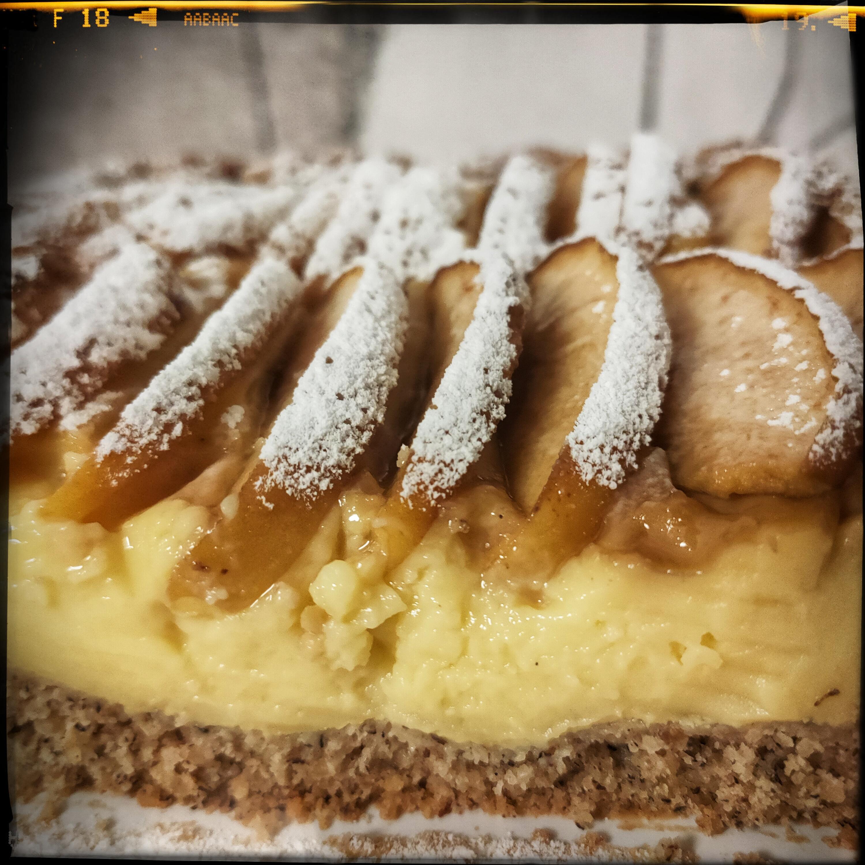 Torta di mele Royal Galae crema pasticcera, con frolla al grano saraceno e nocciola tonda di Giffoni