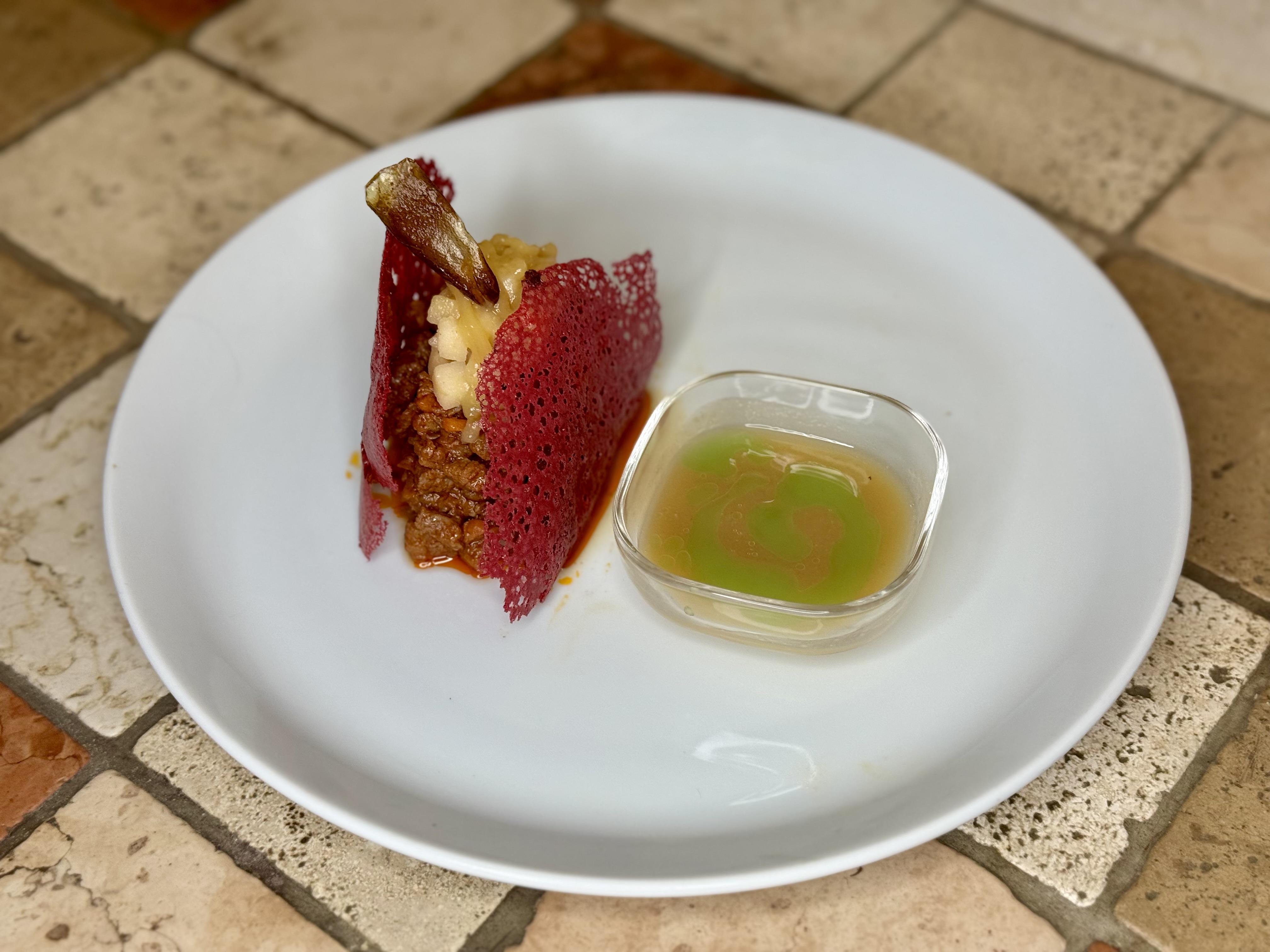 MELA SELVAGGIA: Tacos di cialda corallo rossa con ragù di cervo, mela Granny Smith e salsa alla mela