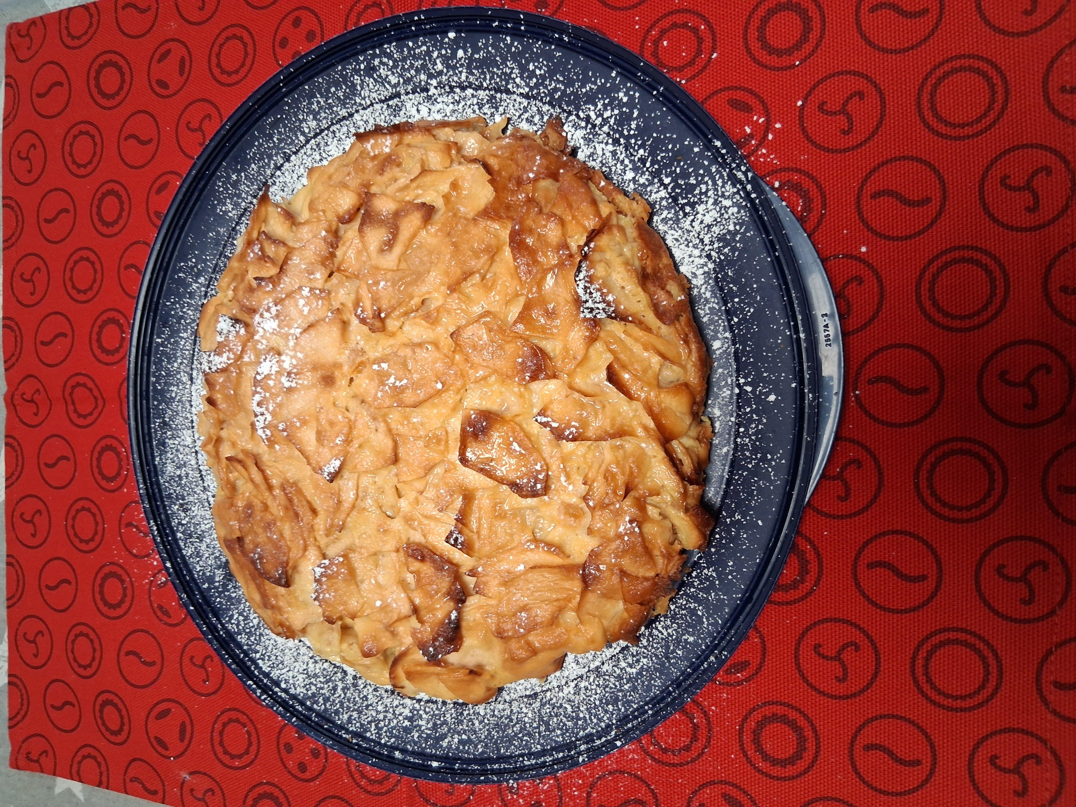 Torta di mele cremosa.