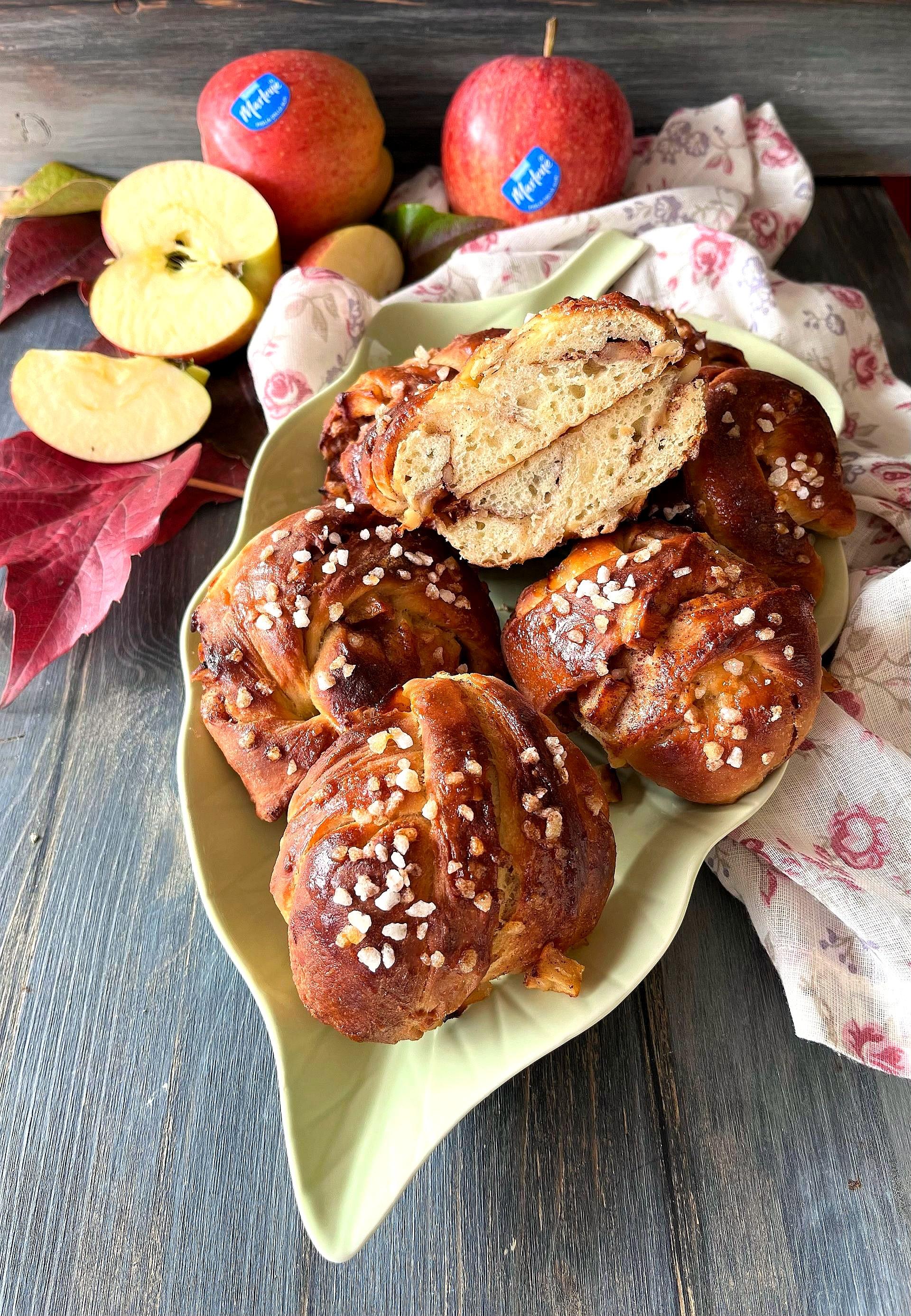 Kanelbullar alle mele con noci e miele