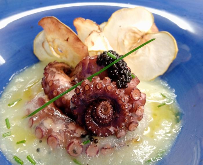 Polpo in doppia cottura su soffice spuma di mele e patate aromatizzate allo zenzero.