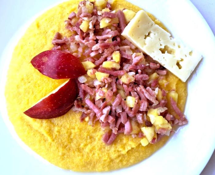 Polentina al formaggio Lagorai con ragù di Mela e Speck