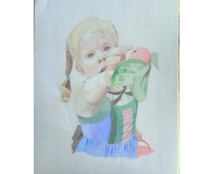 Bambina tirolese che raccoglie una mela