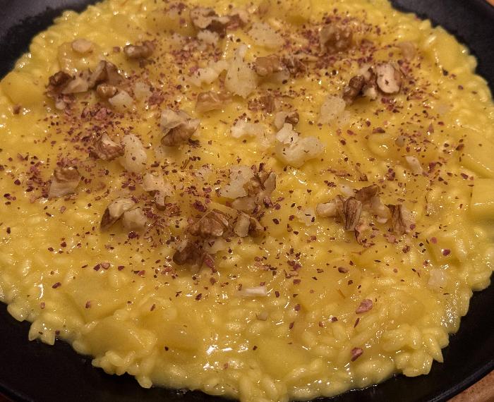Risotto mele zafferano e noci