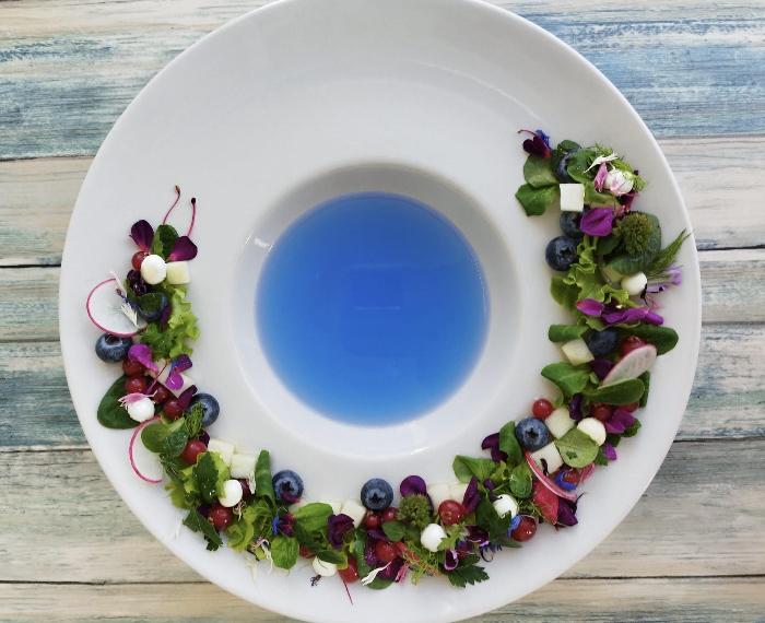 D’improvviso l’azzurro e il profumo delle mele