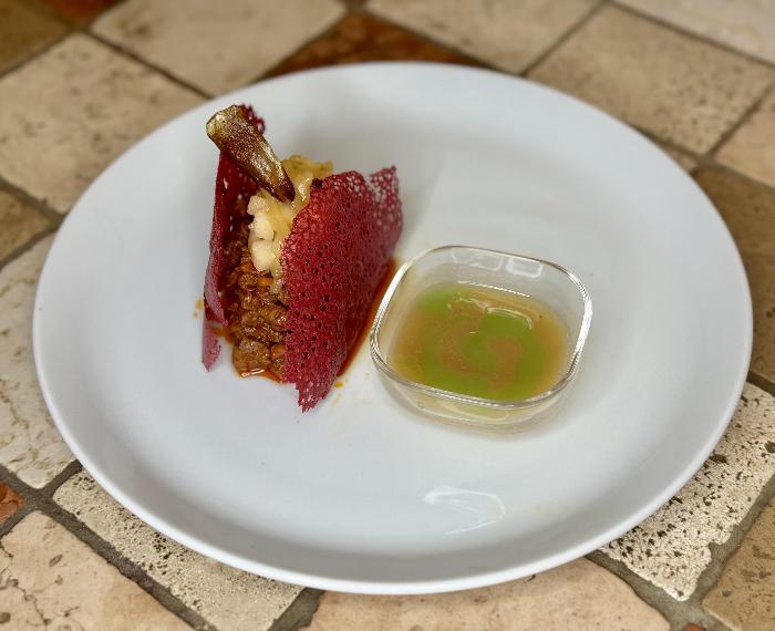 MELA SELVAGGIA: Tacos di cialda corallo rossa con ragù di cervo, mela Granny Smith e salsa alla mela