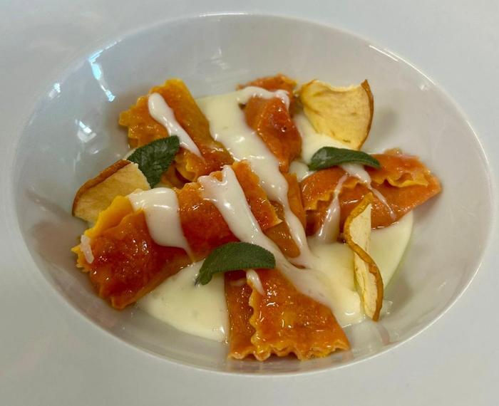 Fagottini di pasta fresca ripieni di mela Fuji caramellata con fonduta di Roccaverano